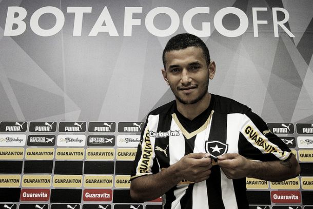 Rogério é apresentado e afirma estar pronto para estrear no Botafogo