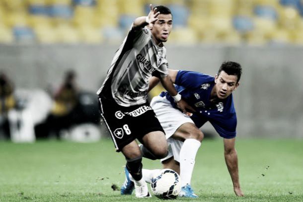 Rogério ignora momento conturbado e busca se firmar entre os titulares do Botafogo