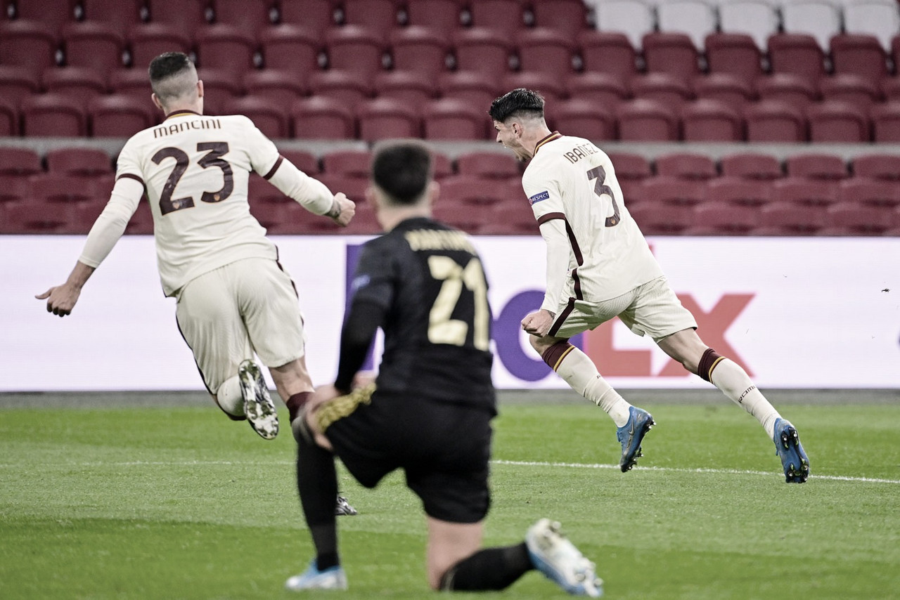 Com gol brasileiro, Roma bate Ajax fora de casa e se aproxima da semifinal da Europa League
