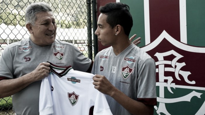 Ao lado de Romerito, Rojas é apresentado no Fluminense