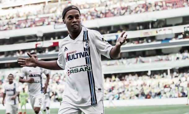 Assis diz que Ronaldinho não ficará no Querétaro e indica futuro: "A MLS está bombando"