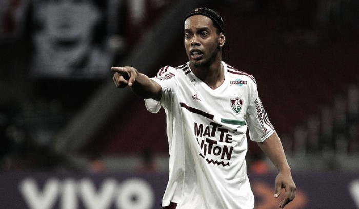 Ronaldinho dispensa parar e define futuro após carnaval: "Vou jogar mais um pouquinho"