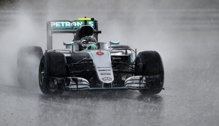 Rosberg arrebata la pole a Hamilton en el último momento de una caótica clasificación