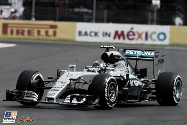 Nico Rosberg impone el ritmo en una caótica sesión