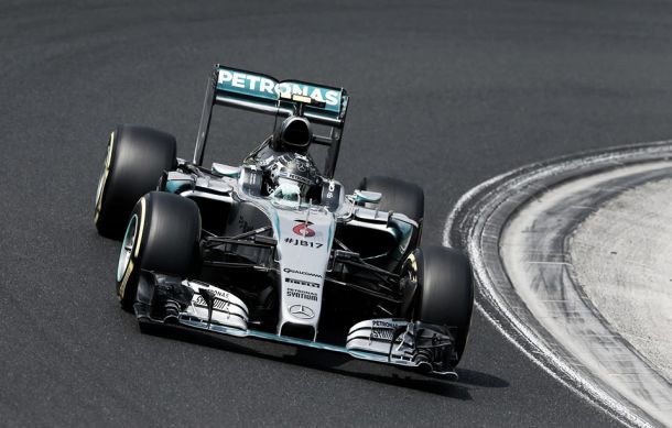 Nico Rosberg vuelve de vacaciones pisando fuerte