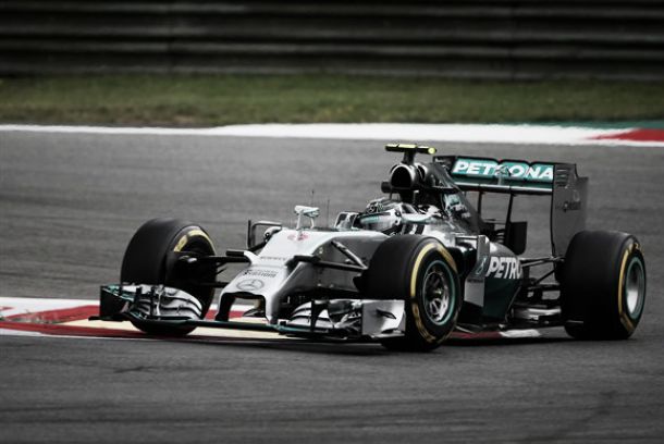 Mercedes mostra-se superior nos primeiros treinos livres do GP da Áustria Mercedes mostra-se superior nos primeiros treinos livres do GP da Áustria