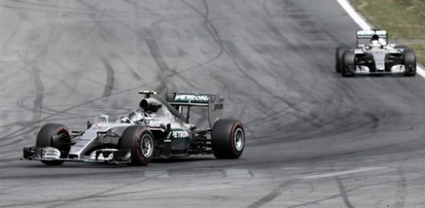 Nico Rosberg vence sem problemas na Áustria