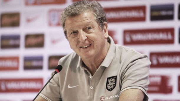 Hodgson garante que Gerrard estará presente no jogo contra a Itália Hodgson garante que Gerrard estará presente no jogo contra a Itália