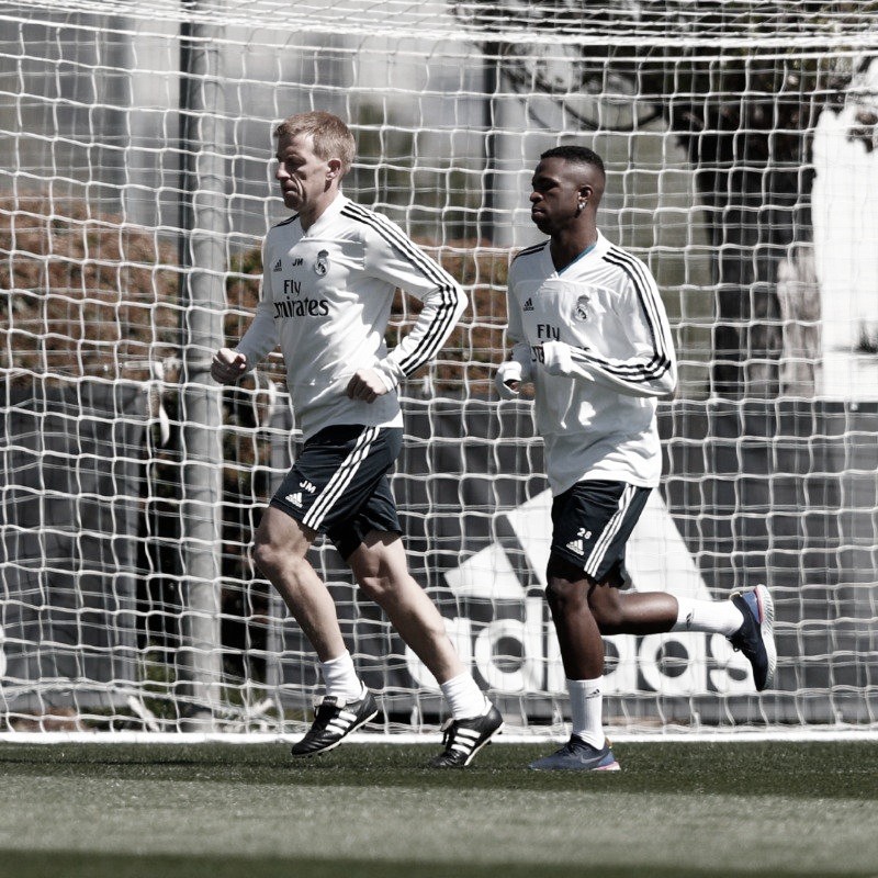 Após um mês parado, Vinícius Júnior volta a trabalhar dentro de campo no Real Madrid