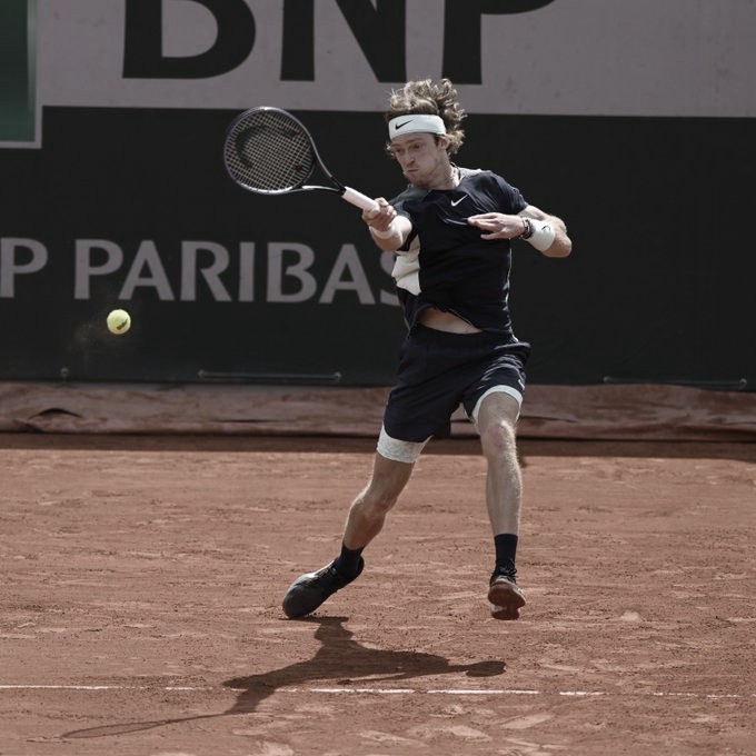 Rublev sofre, mas vira contra Kwon na estreia de Roland Garros