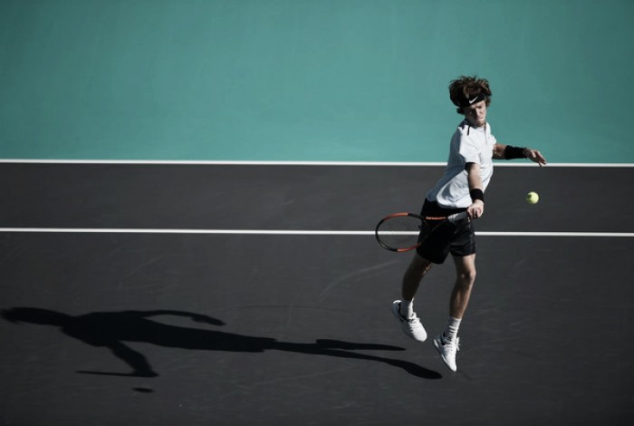 Rublev supera dura prueba y llega a la final en Doha Rublev supera dura prueba y llega a la final en Doha