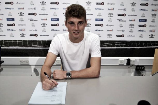 Ryan Ledson firma su primer contrato profesional con el Everton