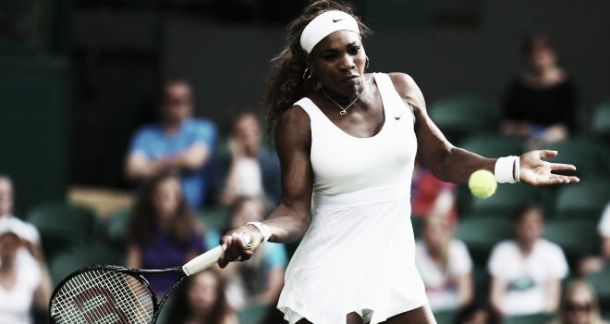 Serena Williams debuta con triunfo en Wimbledon