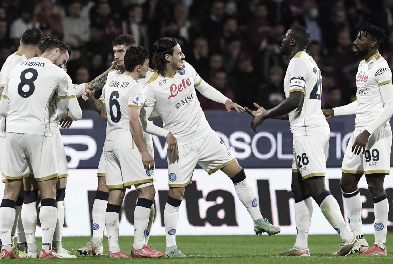 Em jogo duríssimo, Napoli supera Salernitana no segundo tempo e mantém liderança do calcio