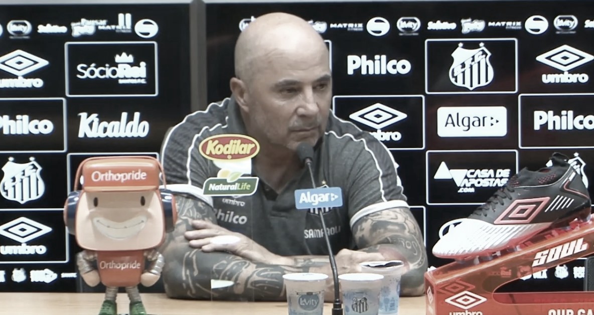 Após vitória de virada, Sampaoli critica postura da torcida: “Falta de respeito” Após vitória de virada, Sampaoli critica postura da torcida: “Falta de respeito”