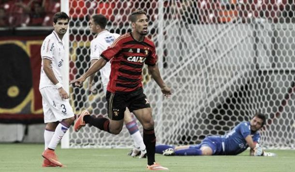 Autor de gol na vitória diante do Nacional-URU, Samuel mira titularidade no Sport
