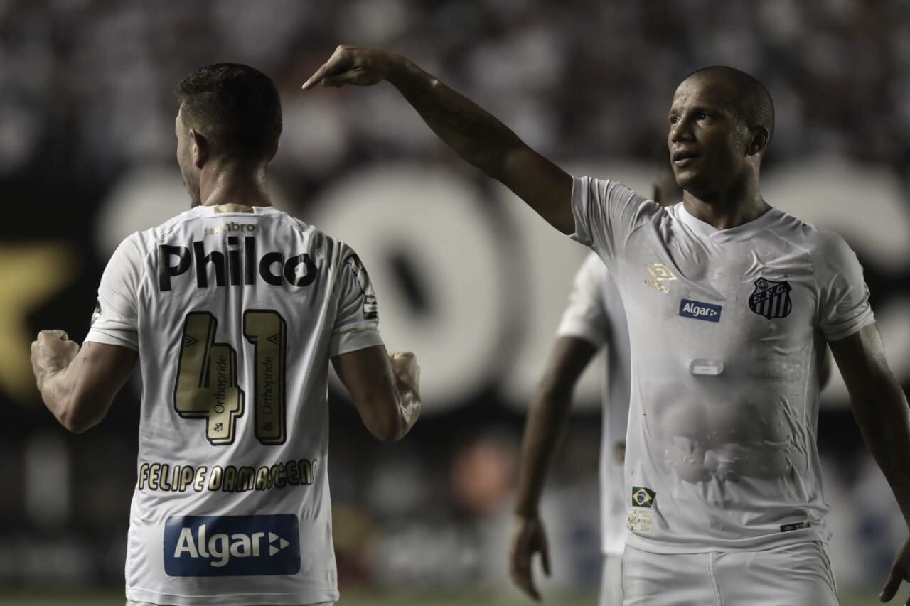 Com dois de Carlos Sánchez, Santos goleia Atlético-GO e se classifica na Copa do Brasil