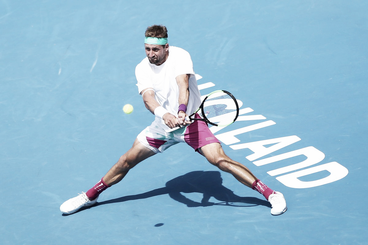 Sandgren surpreende Kohlschreiber e avança à decisão em Auckland Sandgren surpreende Kohlschreiber e avança à decisão em Auckland