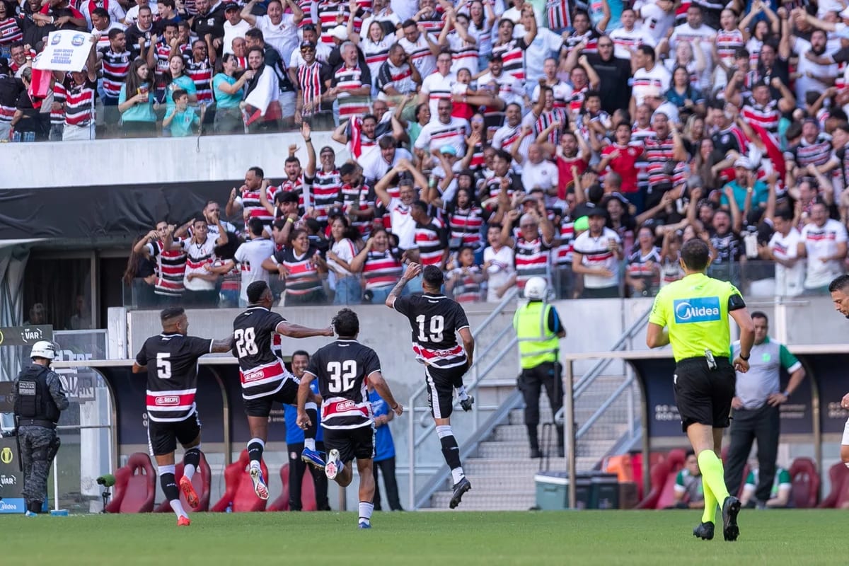 SANTA CRUZ VOLTA À SÉRIE B E ENCERRA JEJUM DE 9 ANOS E COMEMORA JUNTO COM A TORCIDA