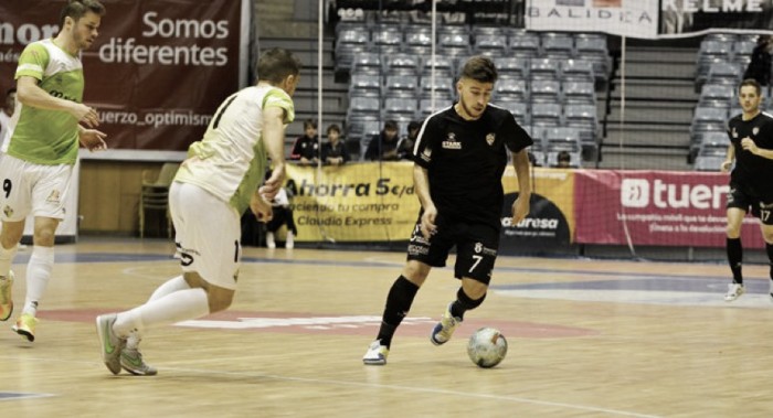 Santiago Futsal rompe la imbatibilidad del líder