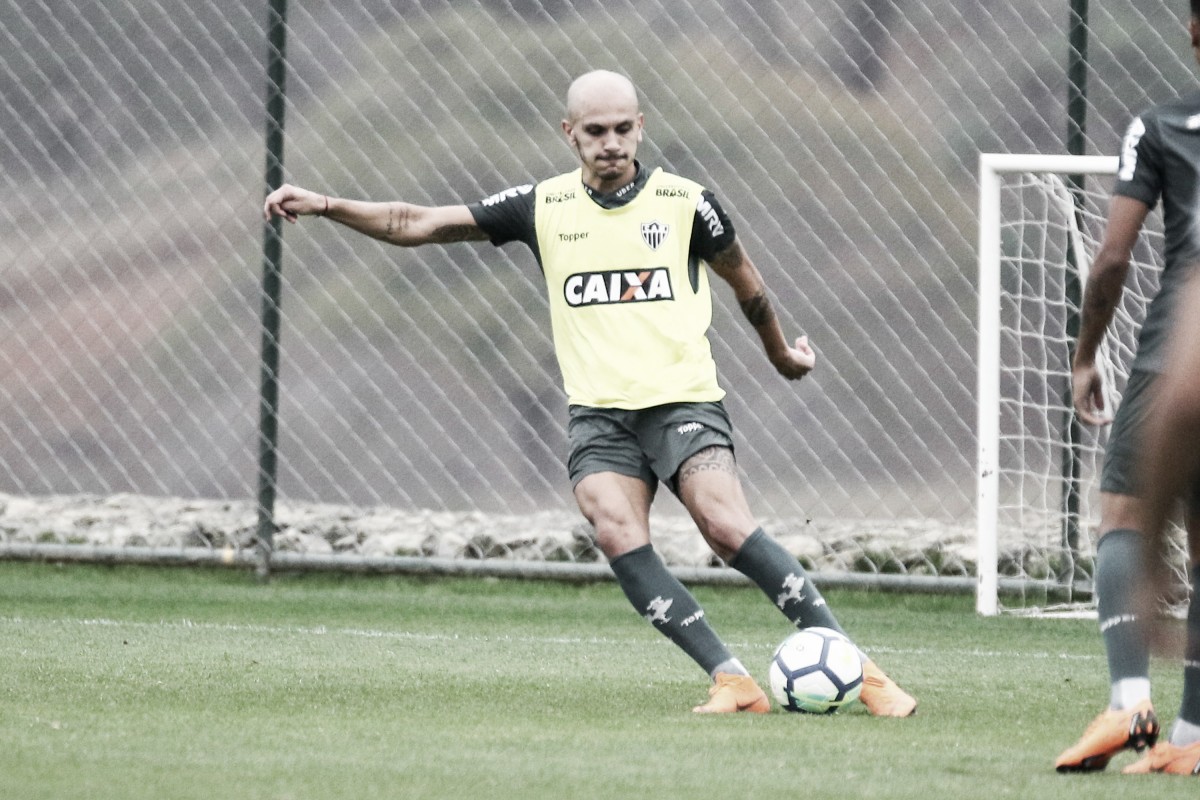 Fábio Santos volta a treinar entre os titulares do Atlético-MG para o jogo contra Botafogo