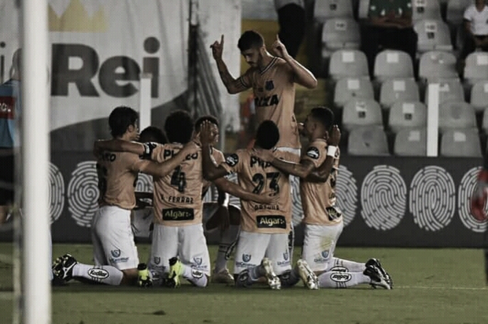 Em contextos diferentes, Santos recebe Atlético-MG Em contextos diferentes, Santos recebe Atlético-MG
