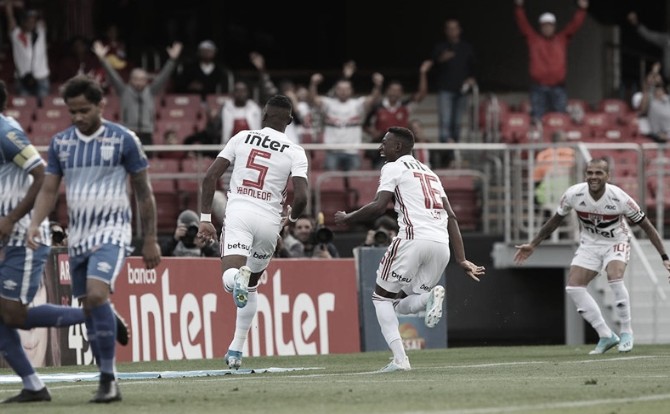 Com um a mais desde o primeiro tempo, São Paulo vence Avaí pelo placar mínimo e entra no G-4 Com um a mais desde o primeiro tempo, São Paulo vence Avaí pelo placar mínimo e entra no G-4