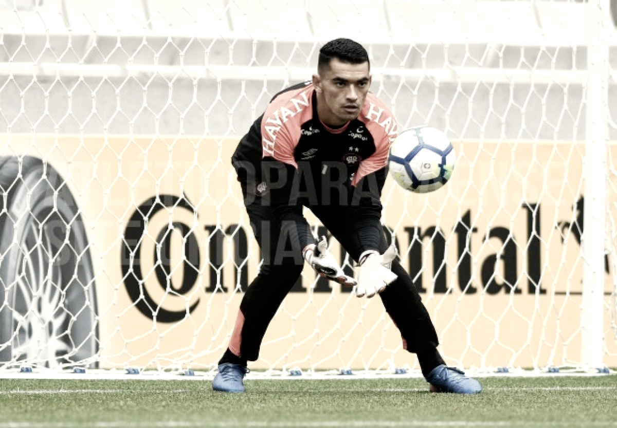 Análise: pedido de Diniz, goleiro Santos se destaca por acertos de passes no Atlético-PR Análise: pedido de Diniz, goleiro Santos se destaca por acertos de passes no Atlético-PR