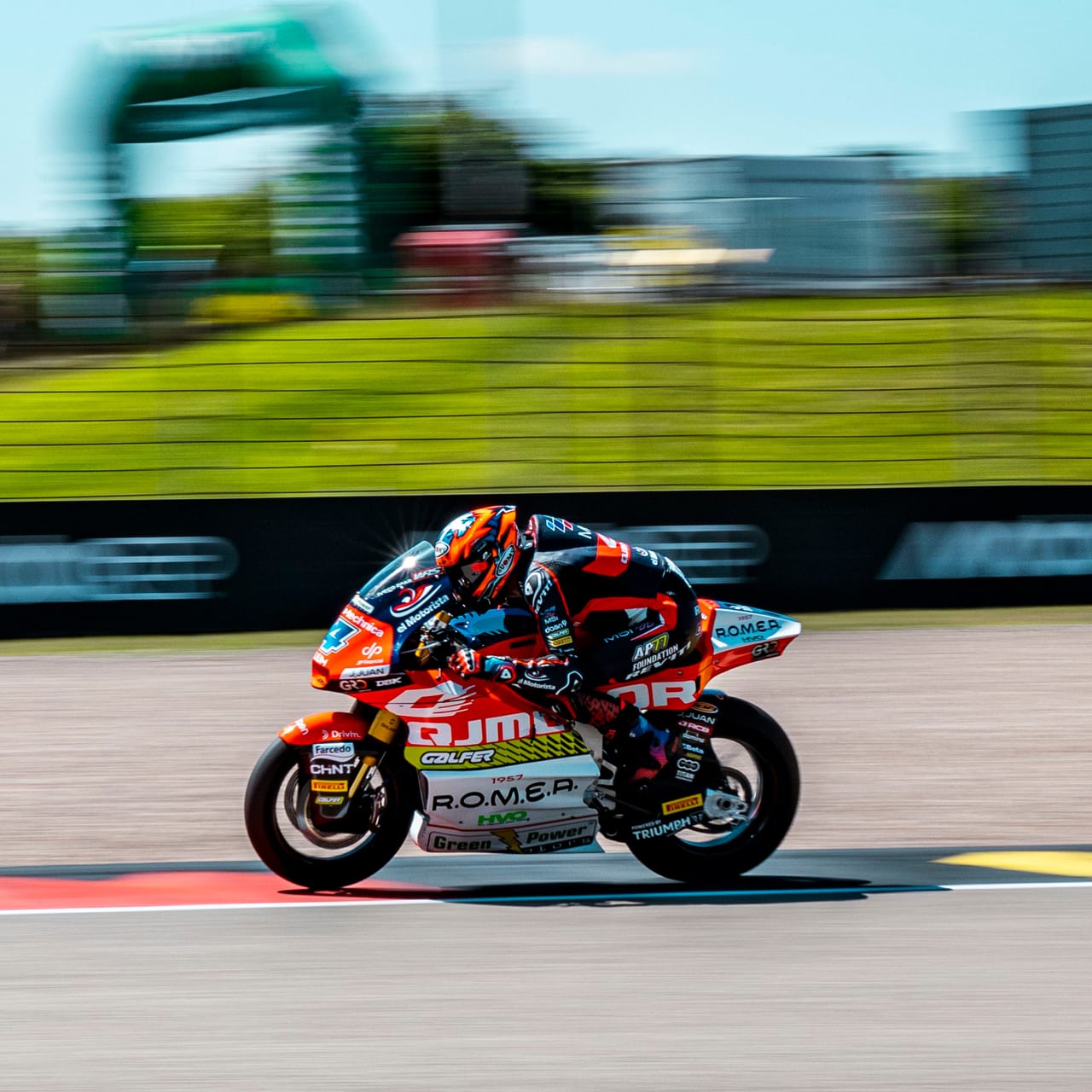 Brian Uriarte e Iván Ortolá reinan en Sachsenring: dobles poles españolas en Moto3 y Moto2