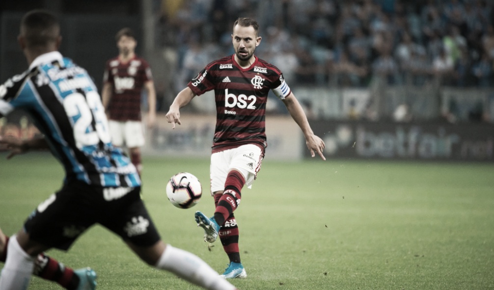 Everton Ribeiro explica sequência em lance de Filipe Luís: "Não vi que tinha caído" Everton Ribeiro explica sequência em lance de Filipe Luís: "Não vi que tinha caído"