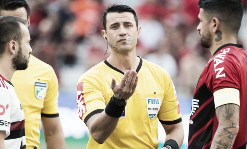 Em alusão à arbitragem, Jesus dispara: "Não vinha preparado para jogar contra duas equipes" Em alusão à arbitragem, Jesus dispara: "Não vinha preparado para jogar contra duas equipes"