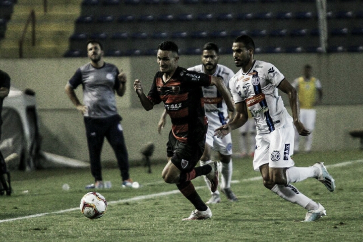 Pênalti irregular e Caíque França brilhando: Confiança bate Oeste e praticamente se garante na Série B 2021 Pênalti irregular e Caíque França brilhando: Confiança bate Oeste e praticamente se garante na Série B 2021