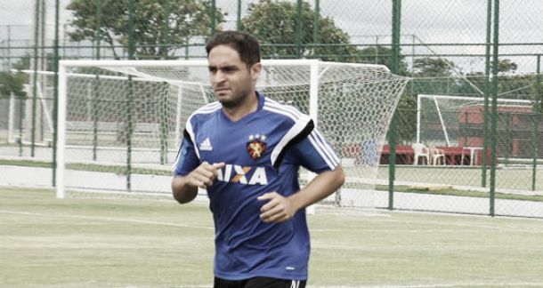 Régis treina no time titular do Sport e fará dupla com Diego Souza contra o Salgueiro
