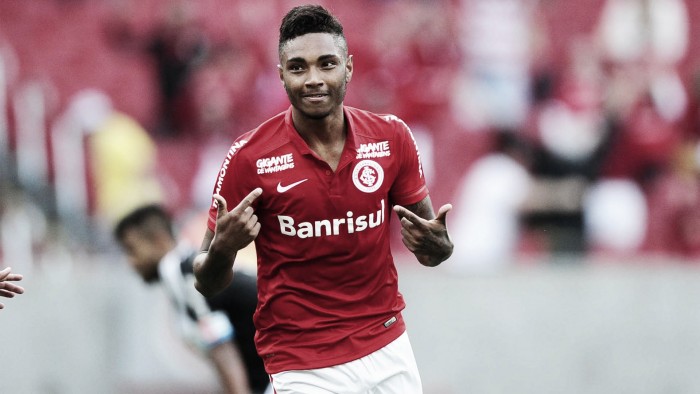 Vitinho não dá pistas sobre seu futuro, mas destaca: “Ficaria no Inter com o maior prazer”