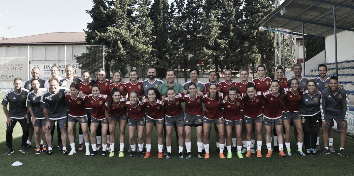La selección femenina Sub-20 es recibida en el Ayuntamiento de Tafalla