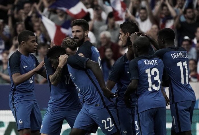 Varane é expulso pelo árbitro de vídeo, mas França vira para cima da Inglaterra em amistoso