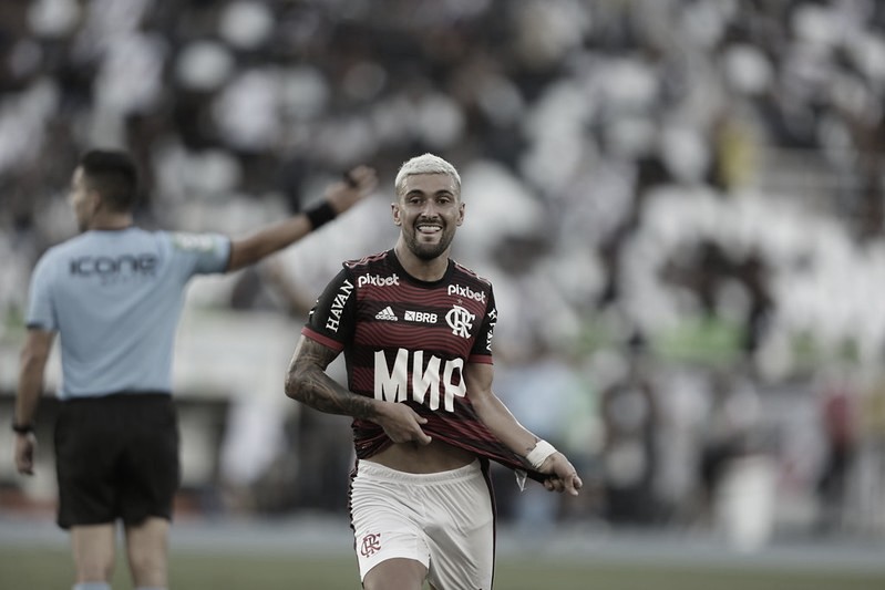 Arrascaeta decide com golaço no fim, e Flamengo derrota Vasco no Cariocão