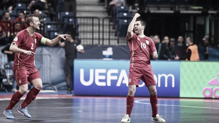 Simić clasifica a Serbia con un gol en el último segundo