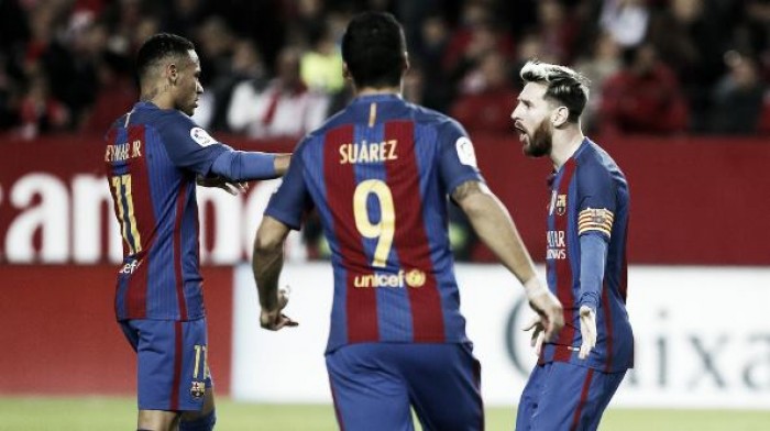 Com gols de Messi e Suárez, Barça vira sobre Sevilla e segue na cola do Real Madrid