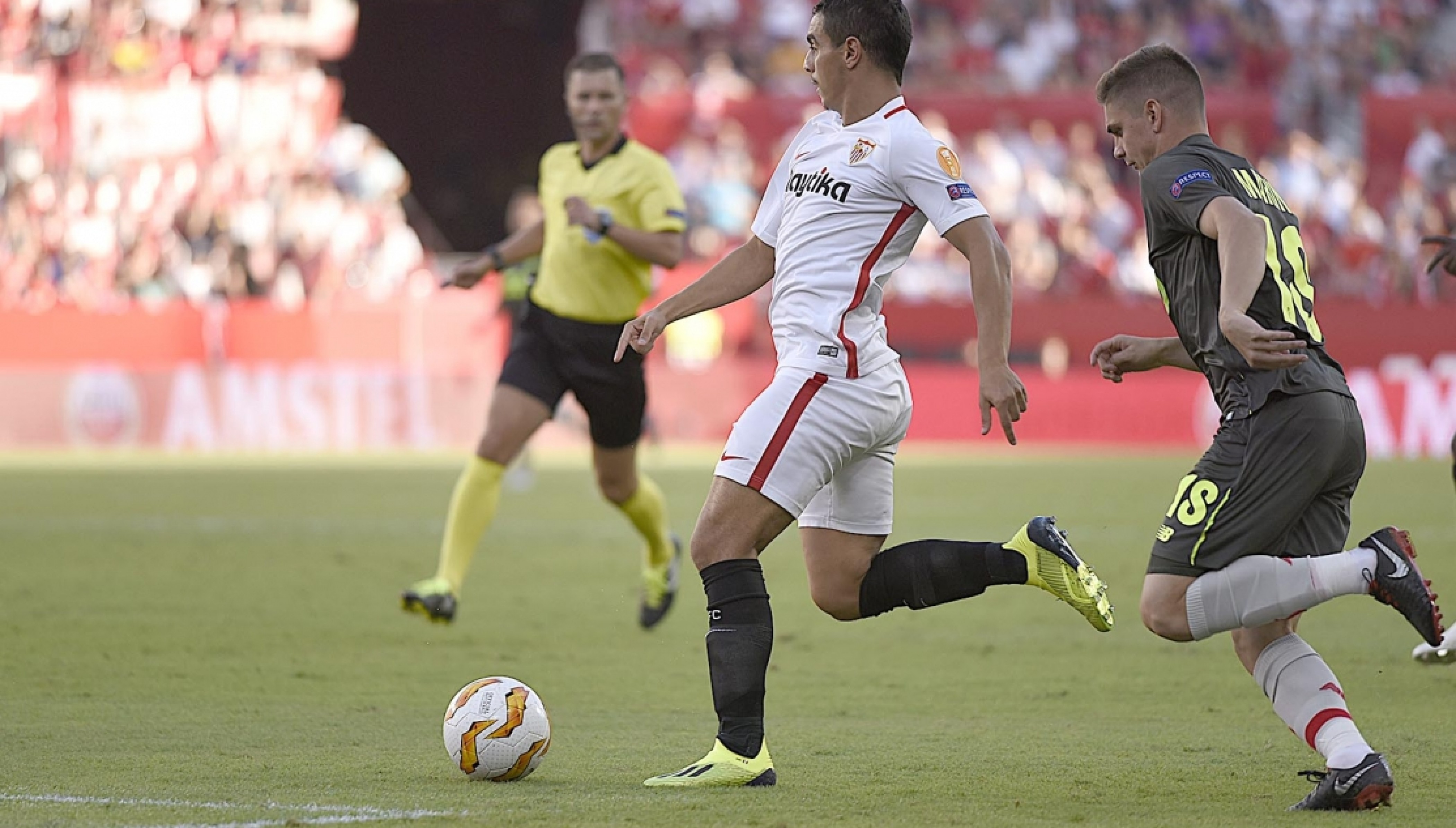 El Sevilla golea al Standard en su competición favorita