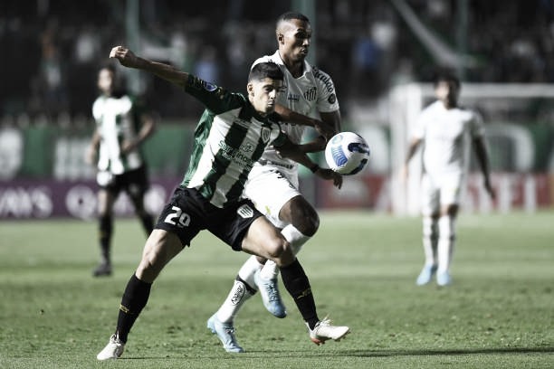 Santos tenta reagir no fim, mas perde para Banfield em estreia na Sul-Americana