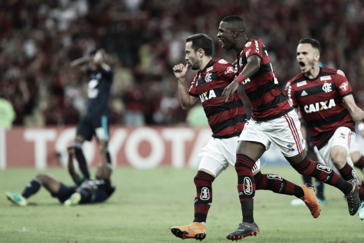 Em noite de golaços, Flamengo vence Emelec e vai às oitavas da Libertadores após seis anos