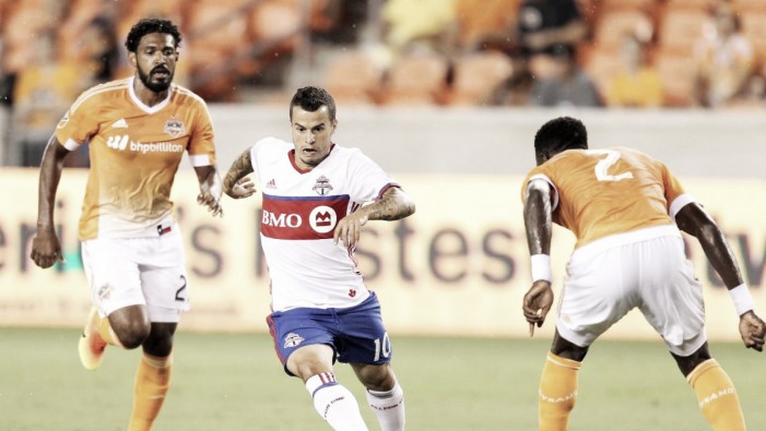 10-man Houston Dynamo stands firm against Toronto FC
