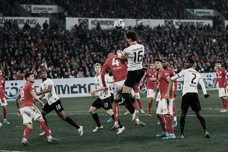 Eintracht Frankfurt e Mainz jogam contra a zona de risco na Bundesliga