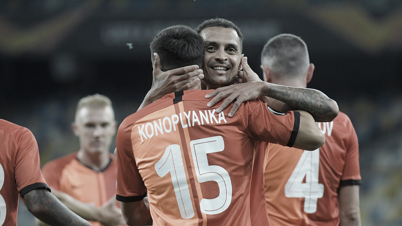 Com
dois de Junior Moraes, Shakhtar bate Wolfsburg e avança na Europa League Com
dois de Junior Moraes, Shakhtar bate Wolfsburg e avança na Europa League