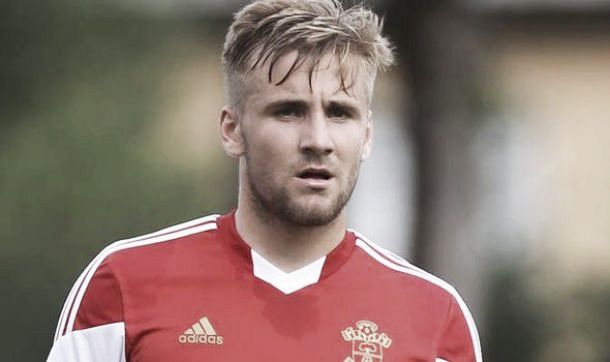 Manchester United open up talks with Southampton for Shaw