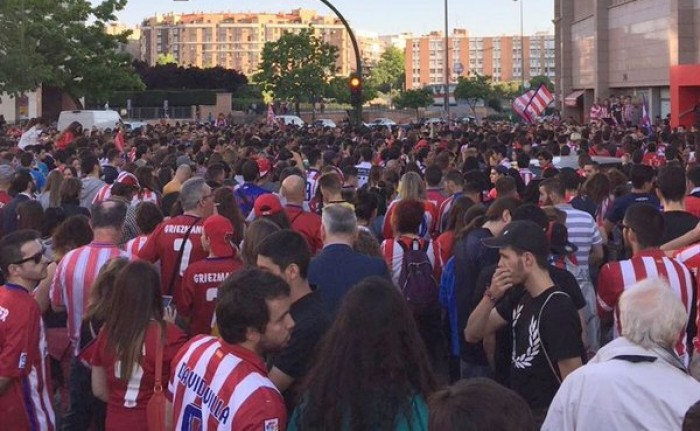 Más de 3.000 aficionados se concentran para apoyar al Atlético