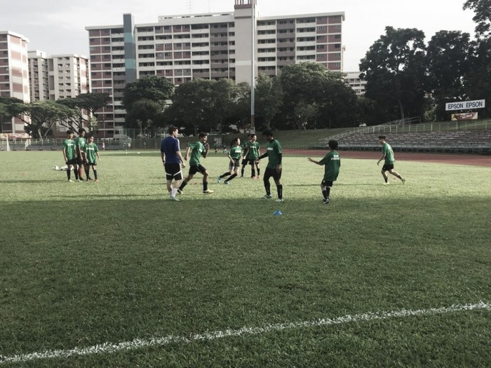 Alumnos singapurienses entrenan en la Valencia Soccer School