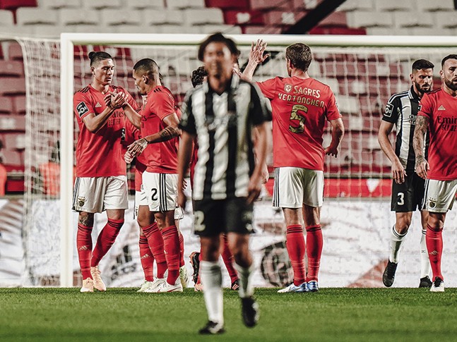 Un Benfica con dos caras vence el Portimonense Un Benfica con dos caras vence el Portimonense
