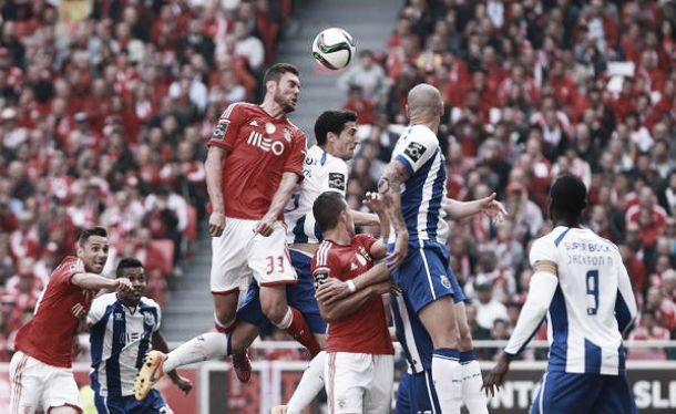 Benfica empata sem gols com o rival Porto em casa e se mantém na liderança
